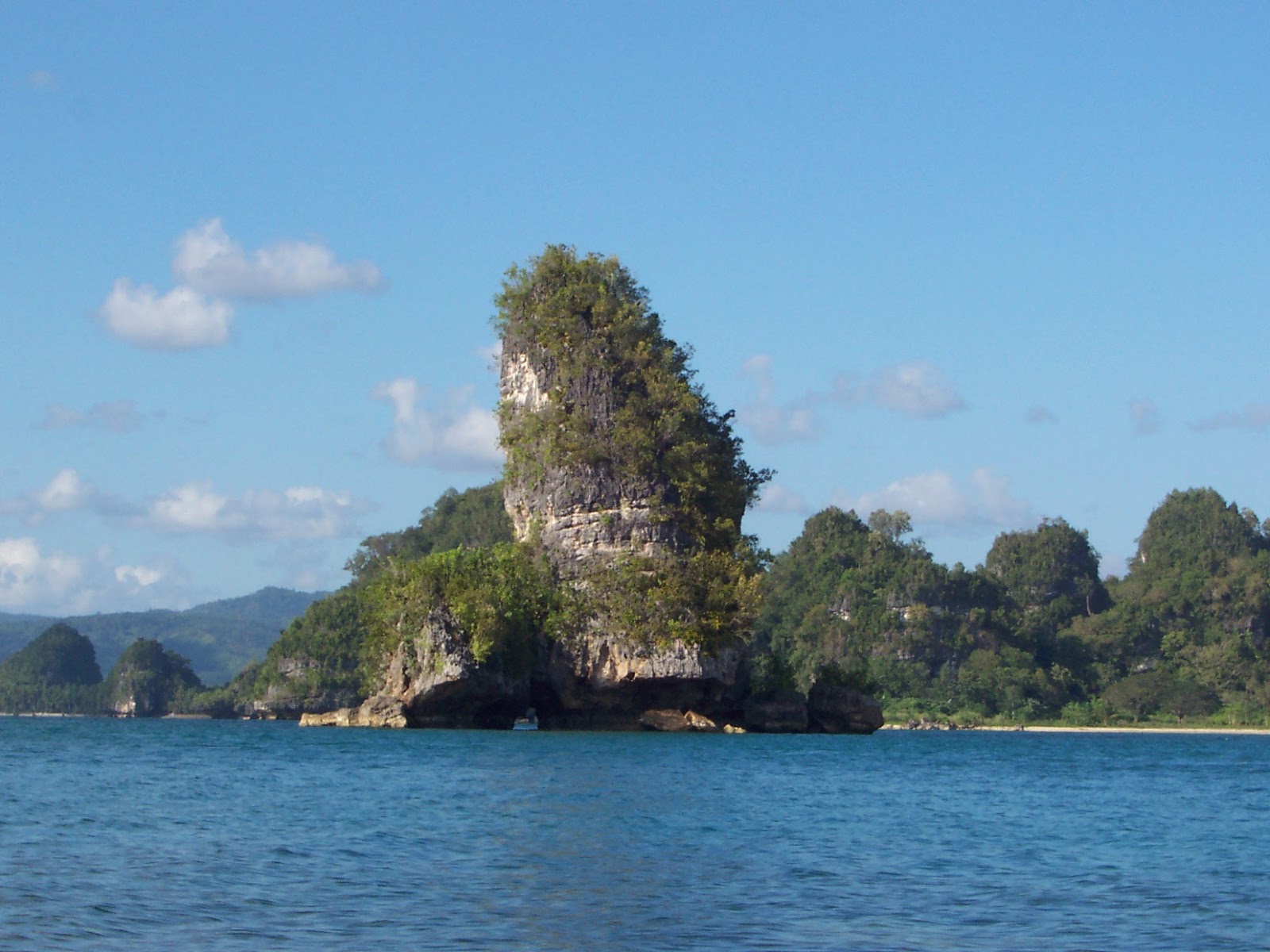 BEACHES AND CHURCHES: Marabut Islands in Samar