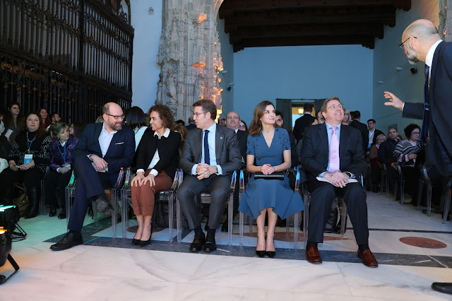 El alcalde de Santiago de Compostela, la Ministra de Sanidad, Presidente de la Xunta, SM La Reina y Francisco Ruiz, Director de Políticas Públicas e Institucionales de Google España y Portugal, sentados en primera fila en una iglesia.