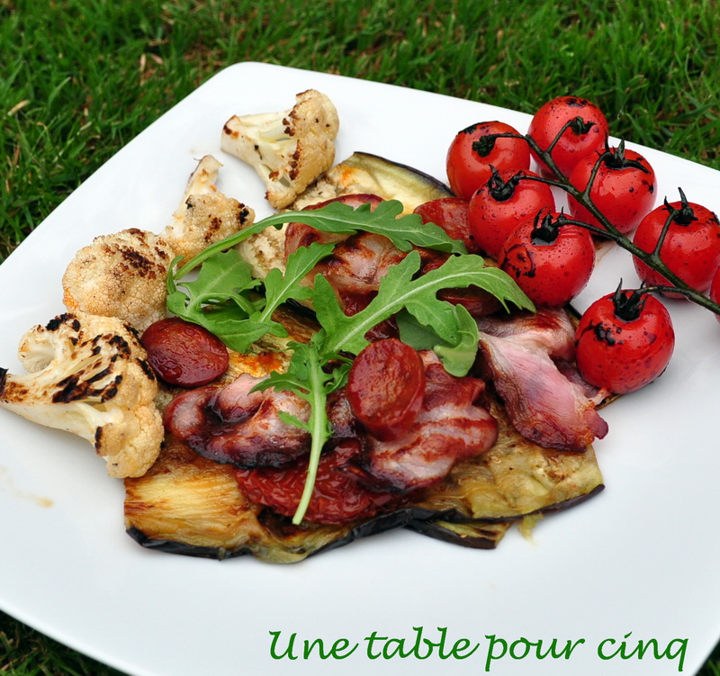 Une table pour cinq Salade d'aubergine, bacon et tomates confites