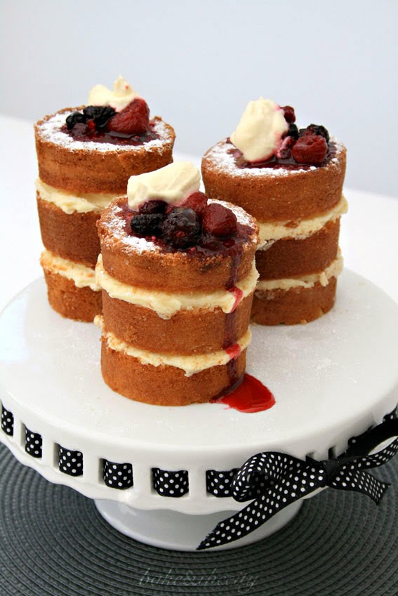 BAKE & THE CITY Mini Very Berry Victoria Sponge cake