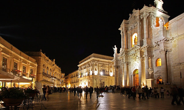 Passeio pela Piazza Duomo em Siracusa Passeio pela Piazza Duomo em Siracusa