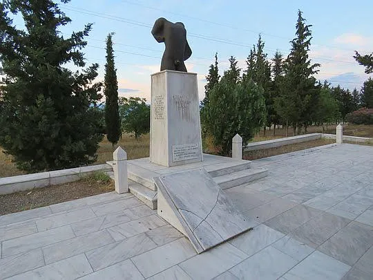 Obelisk ku pamięci siedmiuset Tespijczyków.