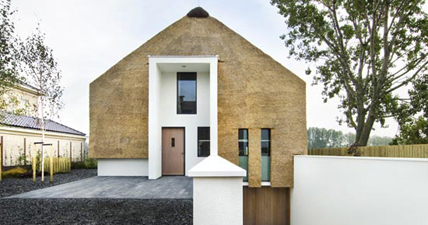 Marzua: Casas de paja: seguras, asequibles y ecológicas