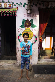 spinning top, young boy, wall art, ethnic, kumbharwada, dharavi, mumbai, india, street, street photo, 