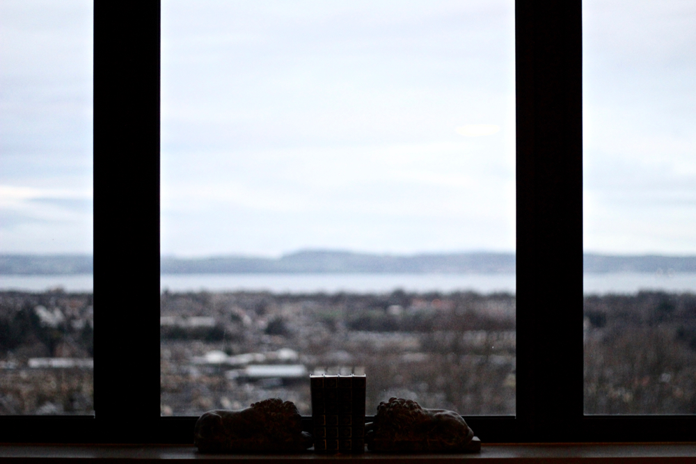 Blog-mode-style-homme-voyageur-ecosse-edimbourg-edinburgh-valentino-uomo-sweater-gilet-cachemire-Malo-jeans-apc-north-sails-jacket-petit-standard-echarpe-broderie-boots-dries-van-noten-chateau-guide-conseil-insolite-calton-hill-hote (3)