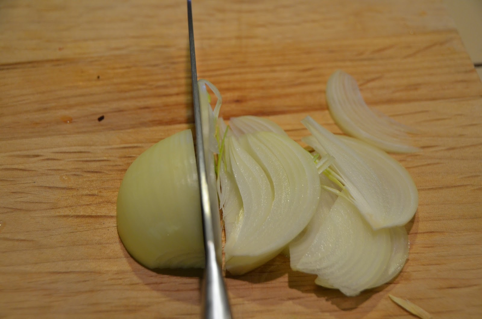 Everything Food... HOW TO Cut an Onion
