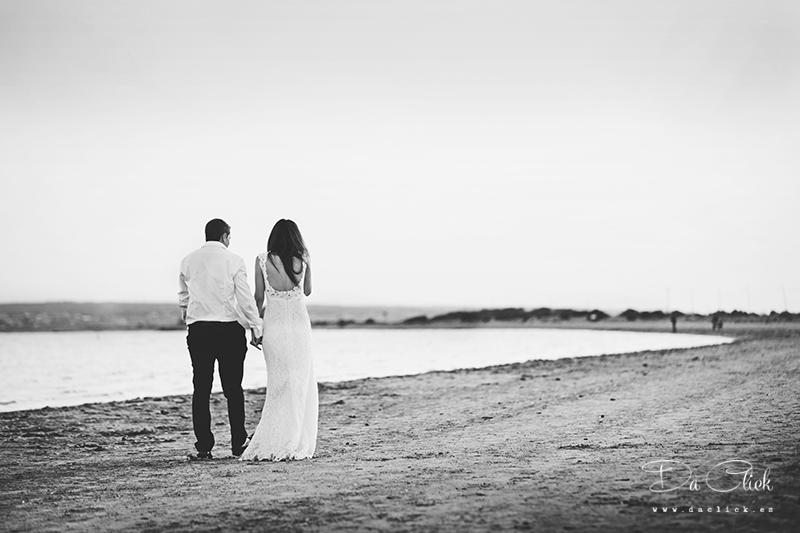 novios caminando por la playa