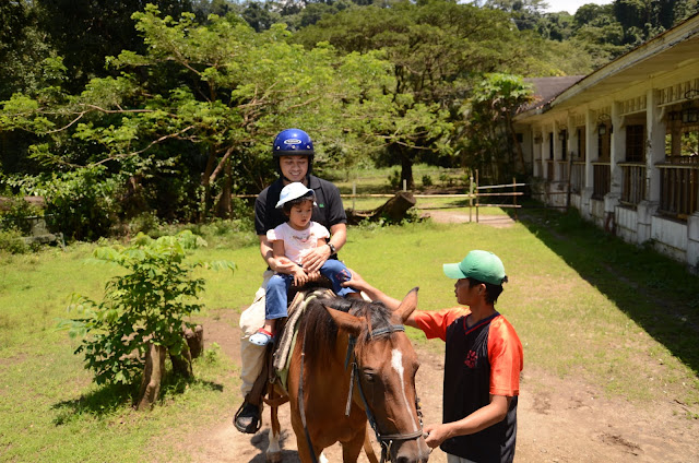 Daddy & Kecil get settled on the horseback