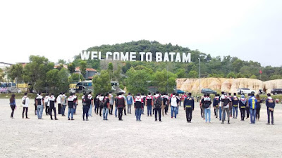 Upacara Bendera di depan Welcome to Batam Upacara Bendera di depan Welcome to Batam