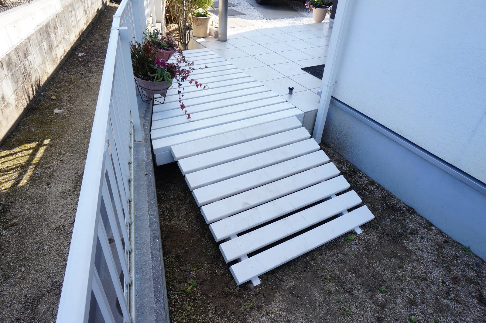 Something Good by DIY ： 手作りのステキな何か 玄関横にスロープ付きのウッドデッキ製作 ： 完成写真公開！