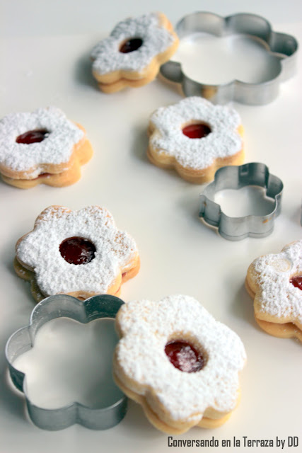 Galletas rellenas de mermelada de ruibarbo