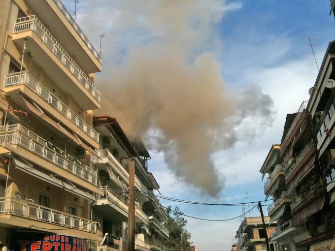 Πυρκαγιά σε στέγη πολυκατοικίας και πυκνοί καπνοί στην περιοχή των Αστικών