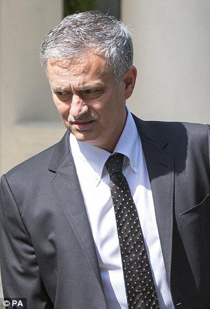 Chum hinh anh HLV Jose Mourinho toi M.U ky hop dong - Anh 4