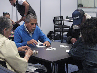Adultos mayores jugando dominó.
