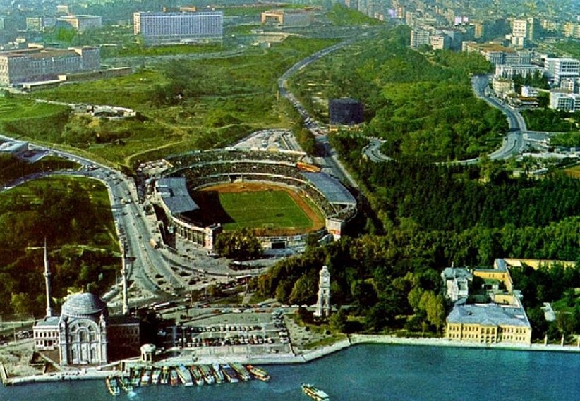 Saint Esprit Katolik Katedrali ve yeraltı mezarlığı