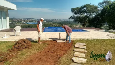 Bizzarri, da Bizzarri Pedras, iniciando um caminho de pedra no jardim com cacão de pedra Carranca com junta de grama. 5 de junho de 2017.