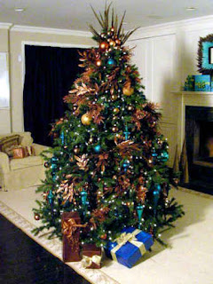 Un arbol de navidad junto a un par de regalos - 2012