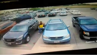 Hombre da brutal golpiza a mujer por quitarle su lugar de estacionamiento
