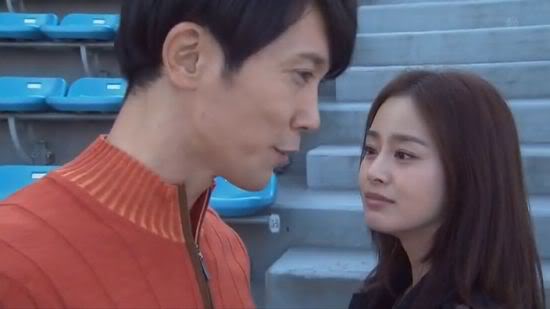 Pernah Berpapasan Dengan Mantan? Tirukan 5 Gaya Berikut Agara Kamu Terlihat Lebih Bahagia Pernah Berpapasan Dengan Mantan? Tirukan 5 Gaya Berikut Agara Kamu Terlihat Lebih Bahagia