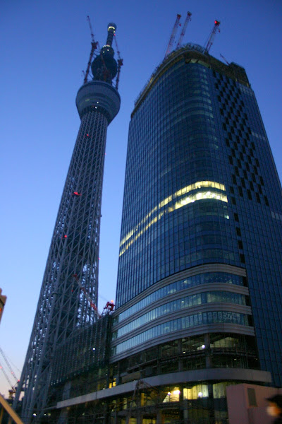 東街区に建設中のオフィス棟と高さ574mの東京スカイツリー3