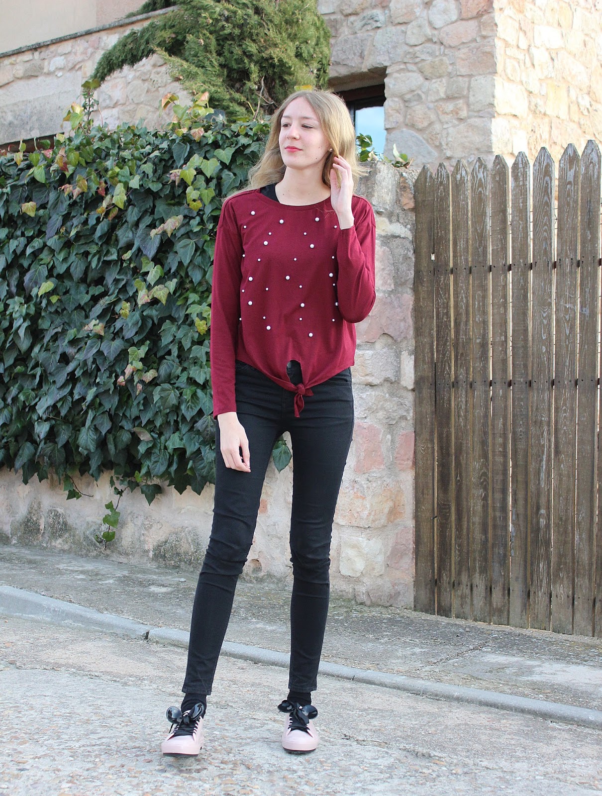 burgundy-pearls-top-shein-minnie-mouse-sneakers-melissa-shoes