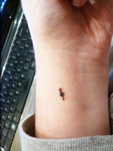 Um pequeno mas atraente, música, desenho de tatuagem no pulso