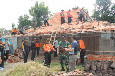 KECAMATAN SUMBERLAWANG DAN TANON DI TERJANG ANGIN PUTING BELIUNG KODIM 0725/SRAGEN TIDAK TINGGAL DIAM