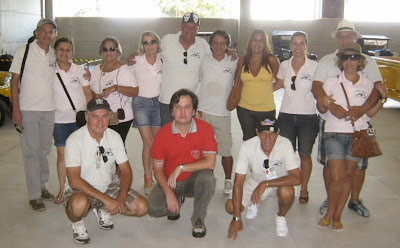 Doze cariocas e um paulista de vermelho: além dos quatro MPs que percorreram mais de 600 quilômetros para participar do evento, três carros convencionais acompanharam a comitiva.