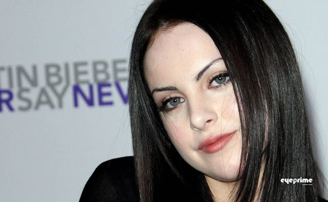 Elizabeth Gillies attends the Justin Bieber Never Say Never Premiere in 