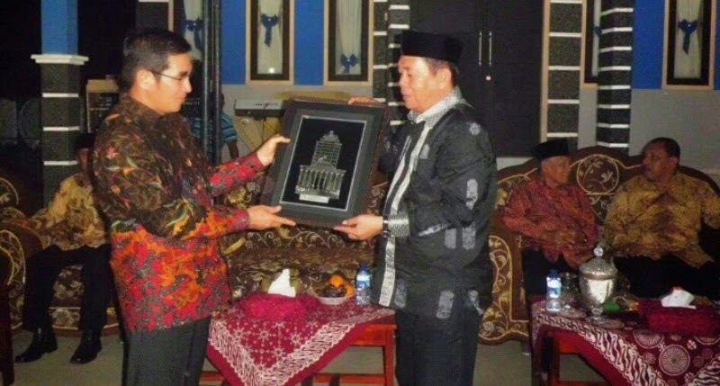 Silaturrahim Bupati Bima dengan Ketua MK (2) Silaturrahim Bupati Bima dengan Ketua MK (2)