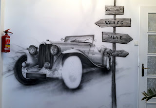 Malowanie graffiti Malowanie graffiti na ścianie, mural przedstawia samochód w stylu retro, mural w sepii