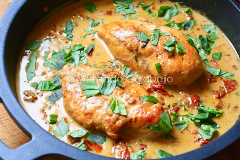 Pechugas de pollo en salsa de tomates secos y albahaca. Receta | Mercado  Calabajío