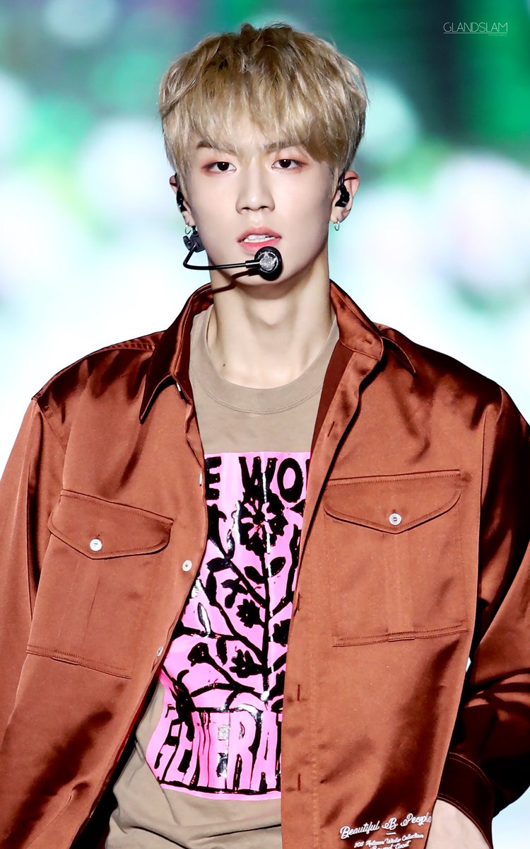 귀여운 얼굴에 반전 복근을 가지고 있는 신인 남돌들.jpgif | 인스티즈