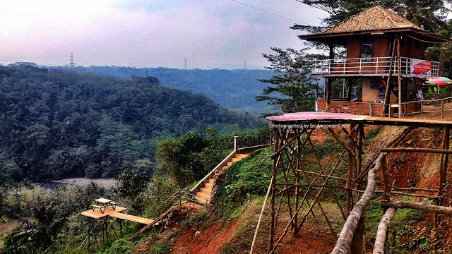 Tersedia beberapa view deck untuk selfie di obyek wisata alam Grand Sayang Kaak. Tersedia beberapa view deck untuk selfie di obyek wisata alam Grand Sayang Kaak.