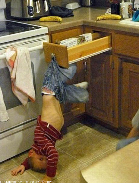Kind spielt in der Küche und bleibt an Schublade hängen - Missgeschick lustig