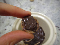Trempage dans le chocolat du mini cookies Granola pour la réalisation des sucettes gourmandes à l'Ovomaltine crunchy et aux flocons d'avoine (Battle Food #64)