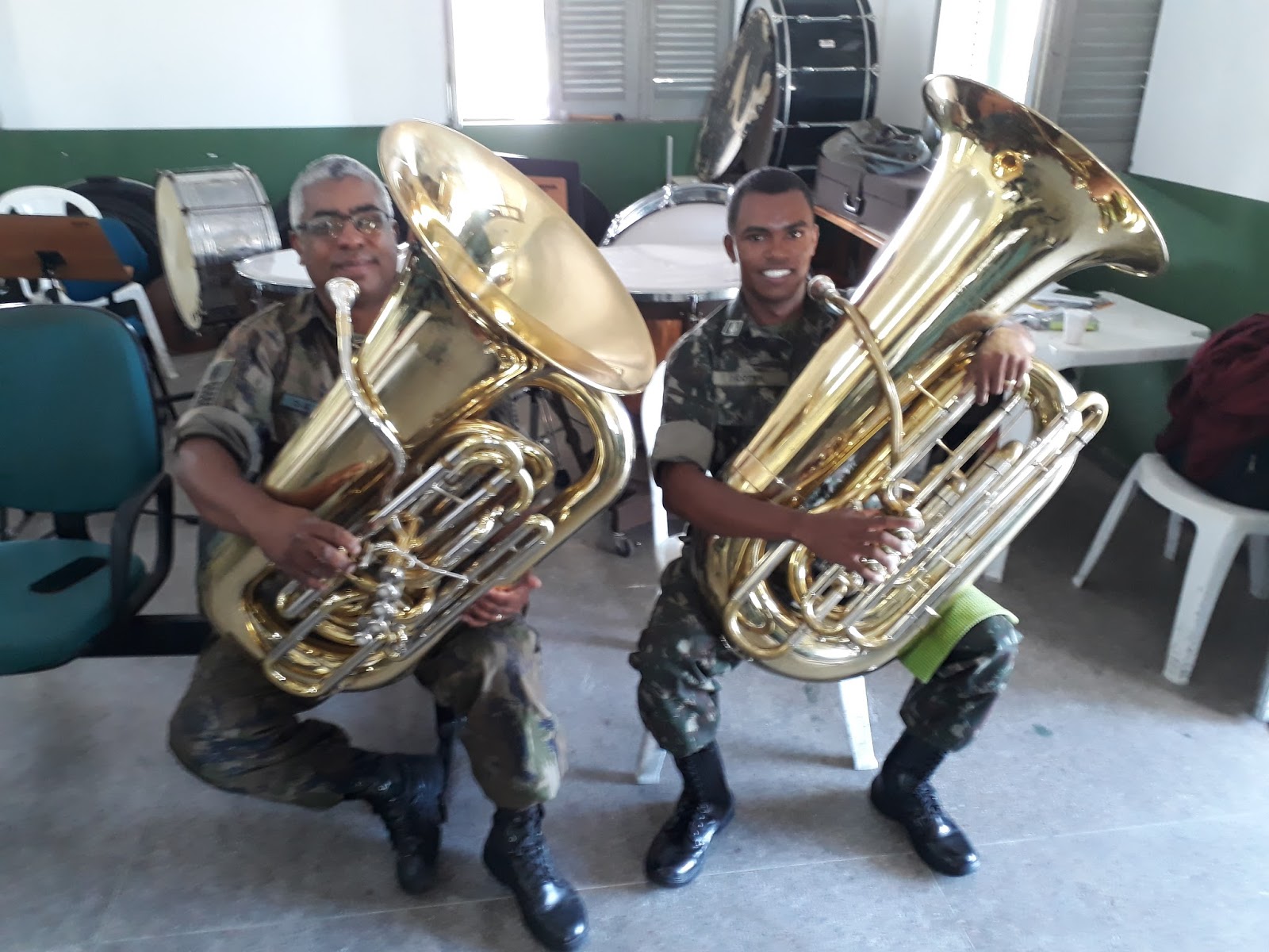 Tocando Tuba e Eufônio Instrumento de grande porte