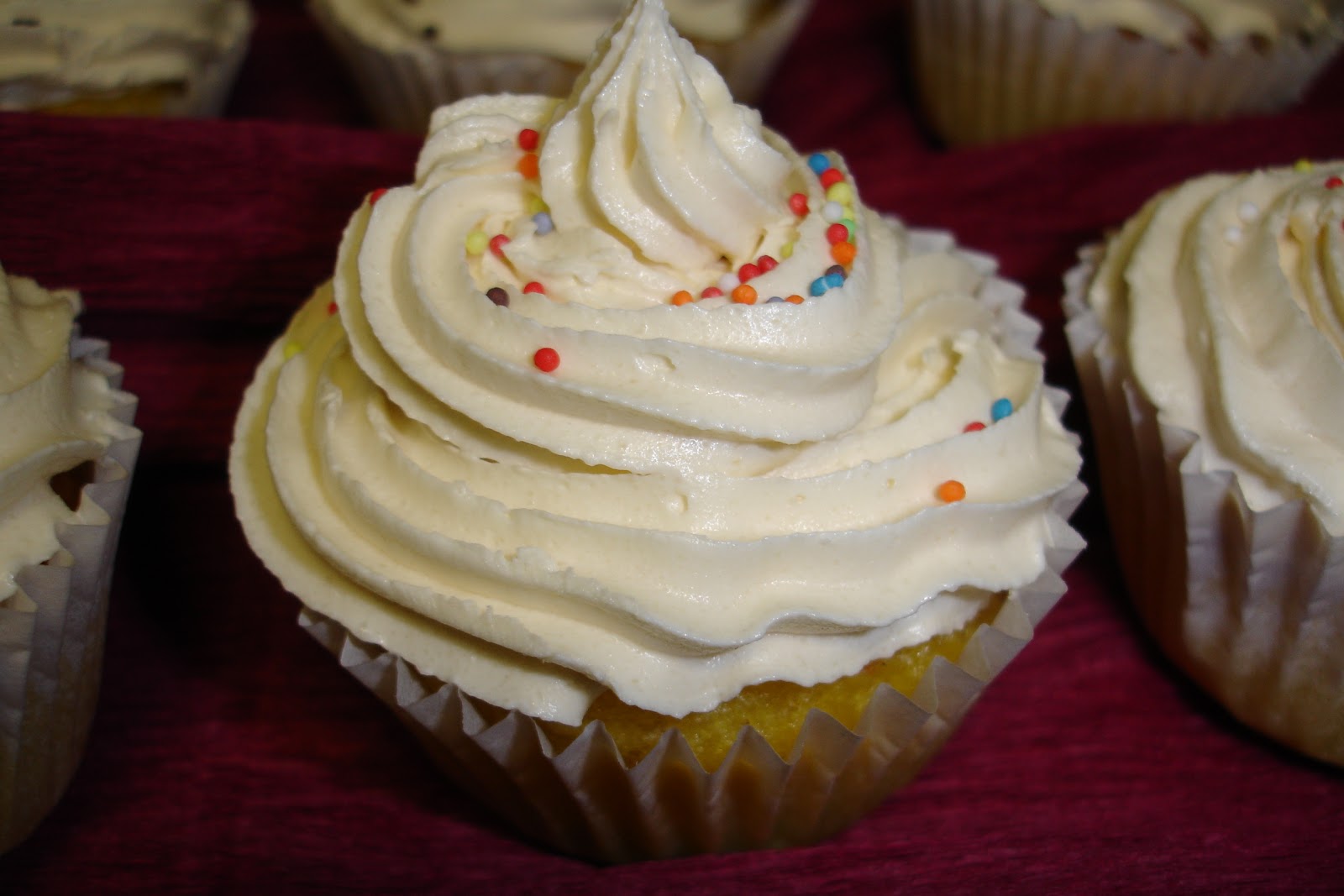 Suaves Delicias... CUPCAKES DE NARANJA CON FROSTING DE VAINILLA