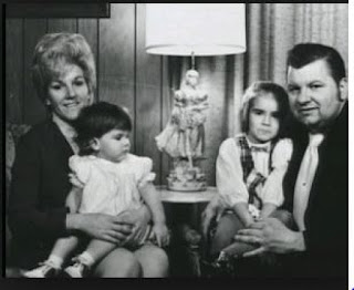 John Wayne Gacy avec sa première femme, Marlynn Myers, et leurs 2 enfants