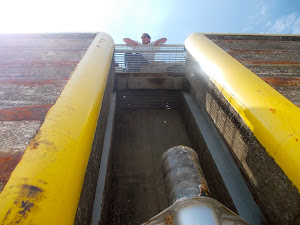 Rare on the Ohio; a chatty locktender; he is 25 feet above us..  Nice.