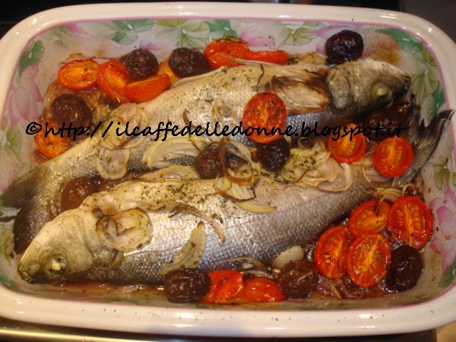 branzino con pomodori, olive e cipolle