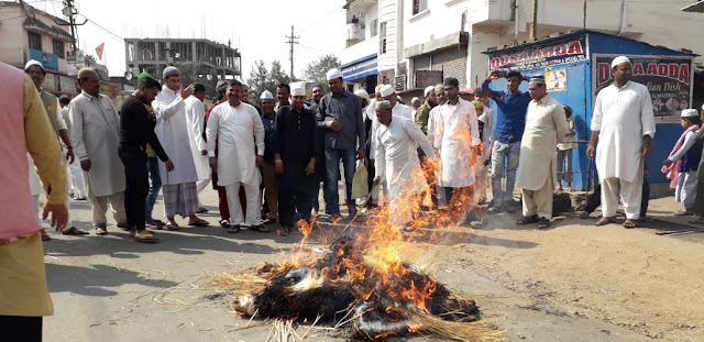 कांग्रेस अल्पसंख्यक समुदाय के लोगो ने इमरान खान का पुतला फूंका