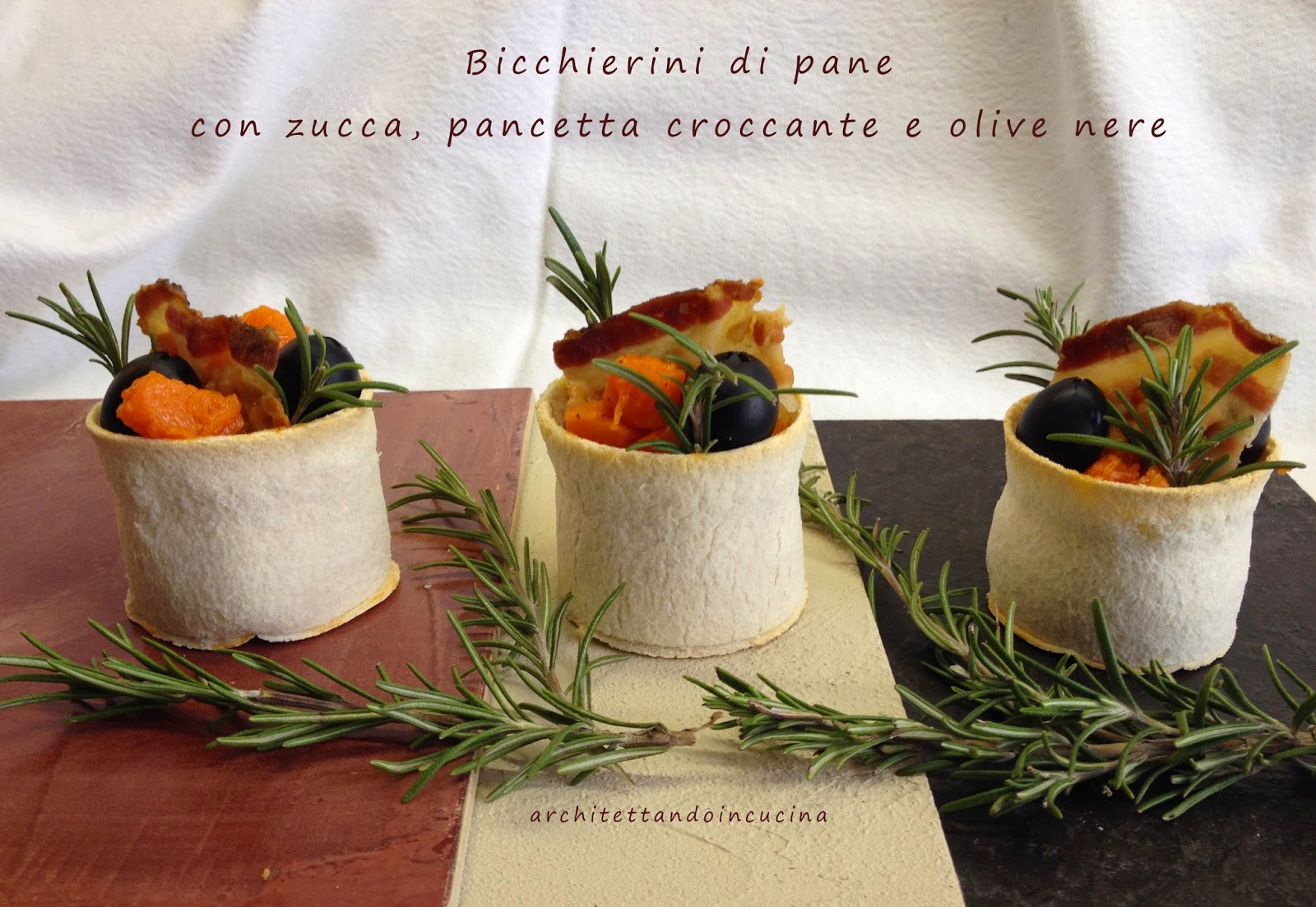 bicchierini di pane con zucca, pancetta croccante e olive nere