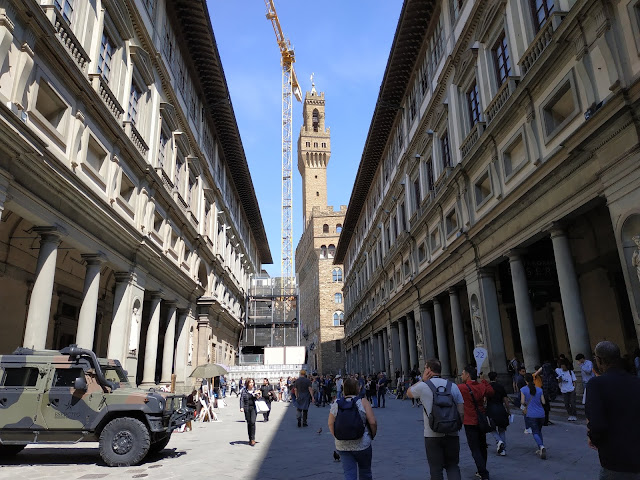 La piazzale degli Uffizi et le Palazzo Vecchio en fond.