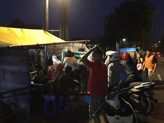 Gara-gara Dishare di Medsos dan Menjadi Viral, Warung Nasi Uduk Kakek Ini Jadi Laris Manis Gara-gara Dishare di Medsos dan Menjadi Viral, Warung Nasi Uduk Kakek Ini Jadi Laris Manis