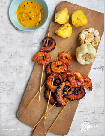 Anticuchos o brochetas de langostinos y pulpo