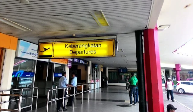 pintu keberangkatan bandara pattimura