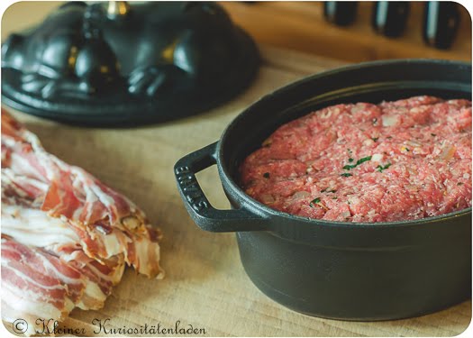 Hackbratenmasse in der Staub Cocotte