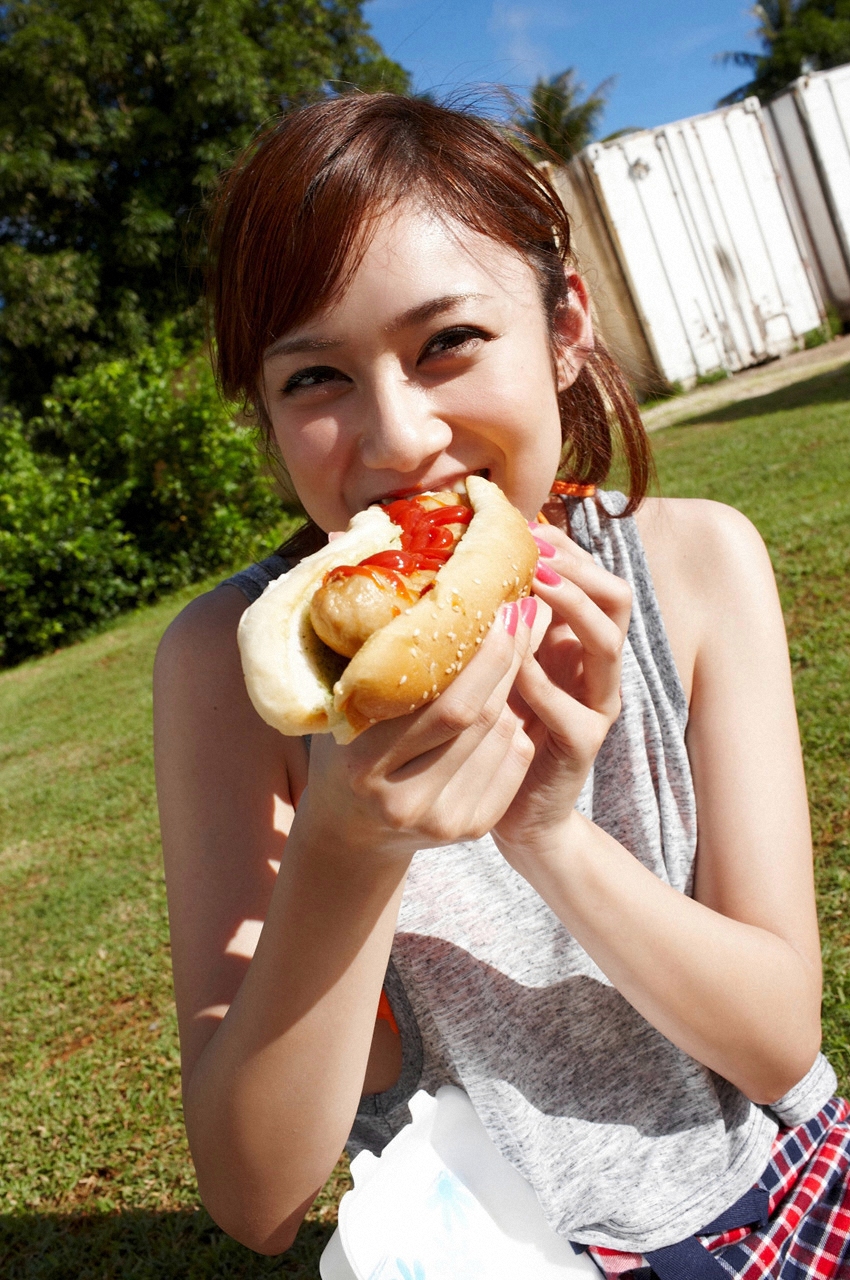Beautiful Women Picture Yumi Kobayashi Has Lunch In Garden