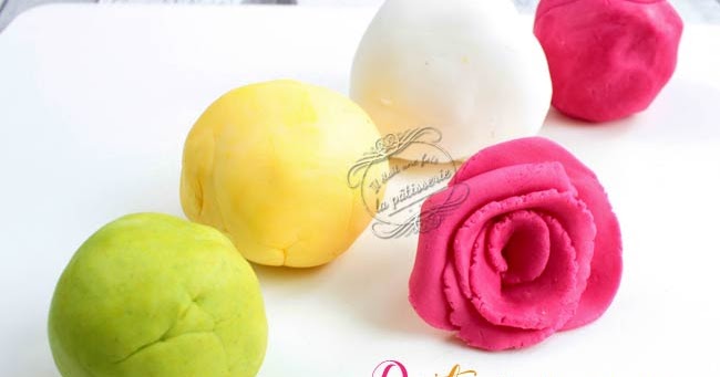 Astuce pour créer des roses en pâte à sucre sans moules (TUTORIEL) 